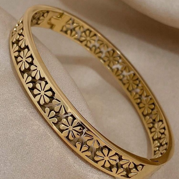 Petite Flower Cuff bracelet - Picture 4 of 4